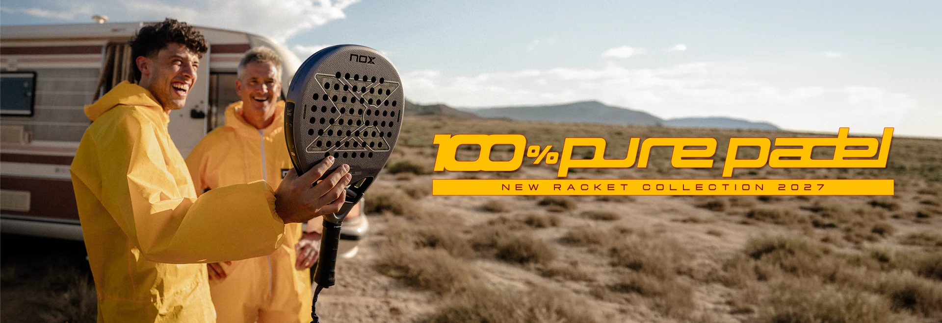 Agustín Tapia y Miguel Lamperti con monos amarillos de laboratorio junto a una caravana en el desierto, sujetando una pala Nox, con el rótulo 100% pure padel y New Racket Collection 2027