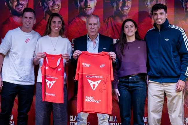 Los cuatro jugadores presentes en el acto de la FEP sostienen la camiseta roja de la selección española junto al presidente de la federación, con el fondo de la campaña del Mundial